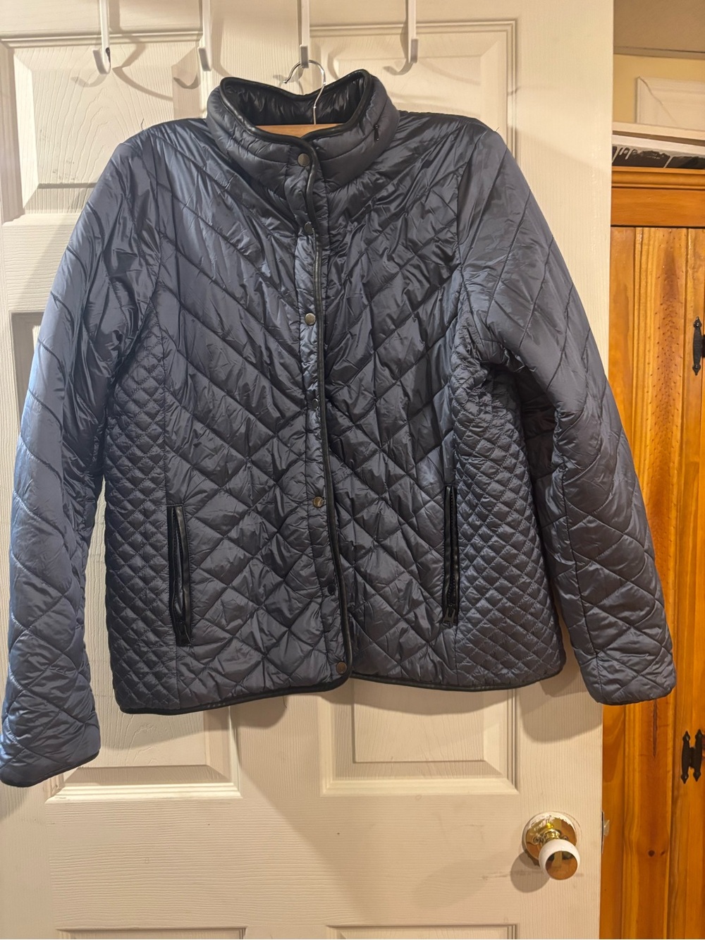 Quilted Lightweight reversible Women's Jacket in grey and black